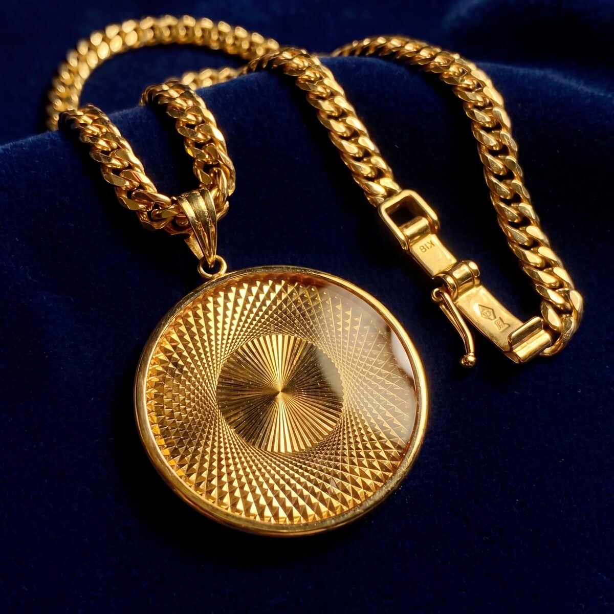 Illusion Pattern Circular Gold Pendant Necklace — photograph 1