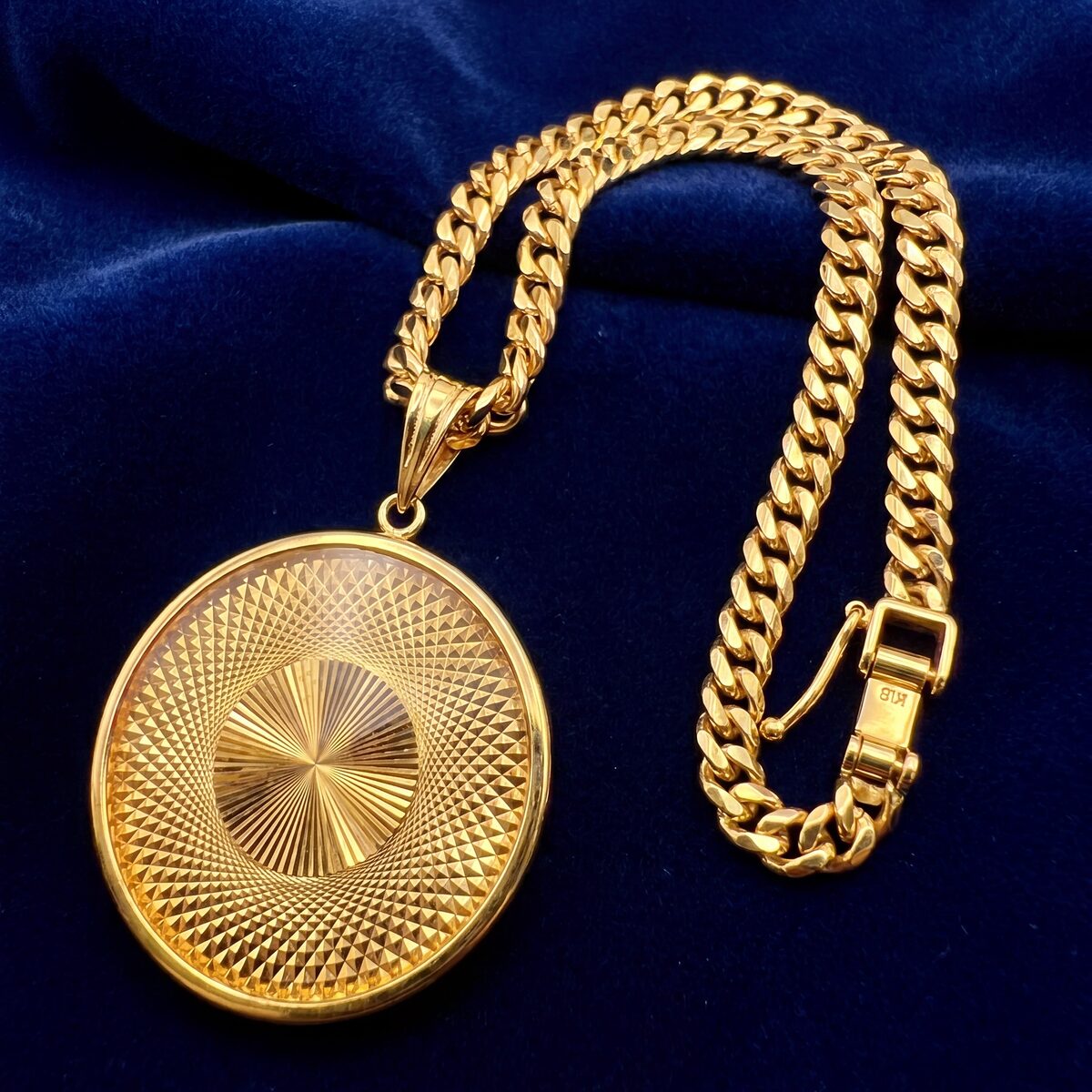 Illusion Pattern Circular Gold Pendant Necklace — photograph 2