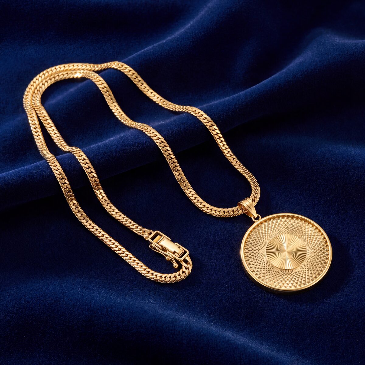 Illusion Pattern Circular Gold Pendant Necklace — photograph 3