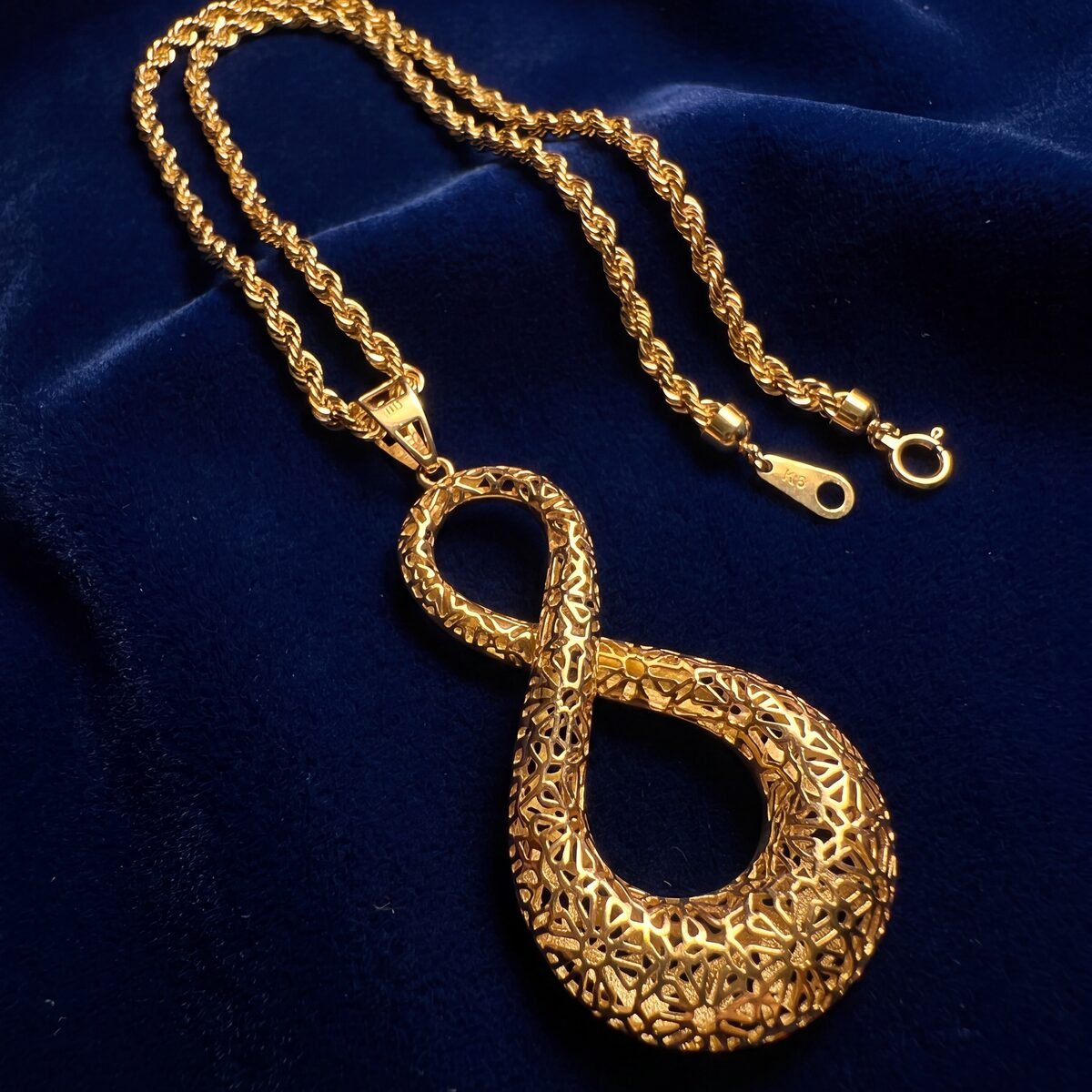 Gold Infinity Pendant Rope Chain — photograph 3