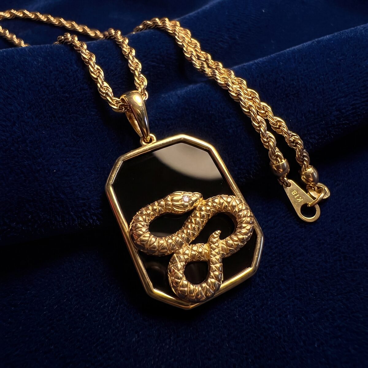 Onyx Snake Diamond Pendant Curb Chain — photograph 4