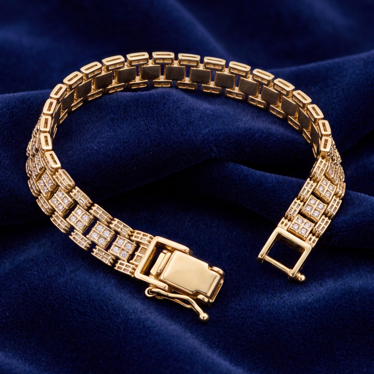 Rollover Curb Link Bracelet — photograph 1