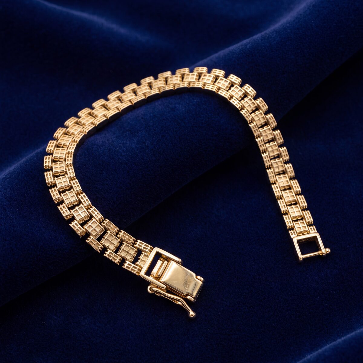 Rollover Curb Link Bracelet — photograph 2