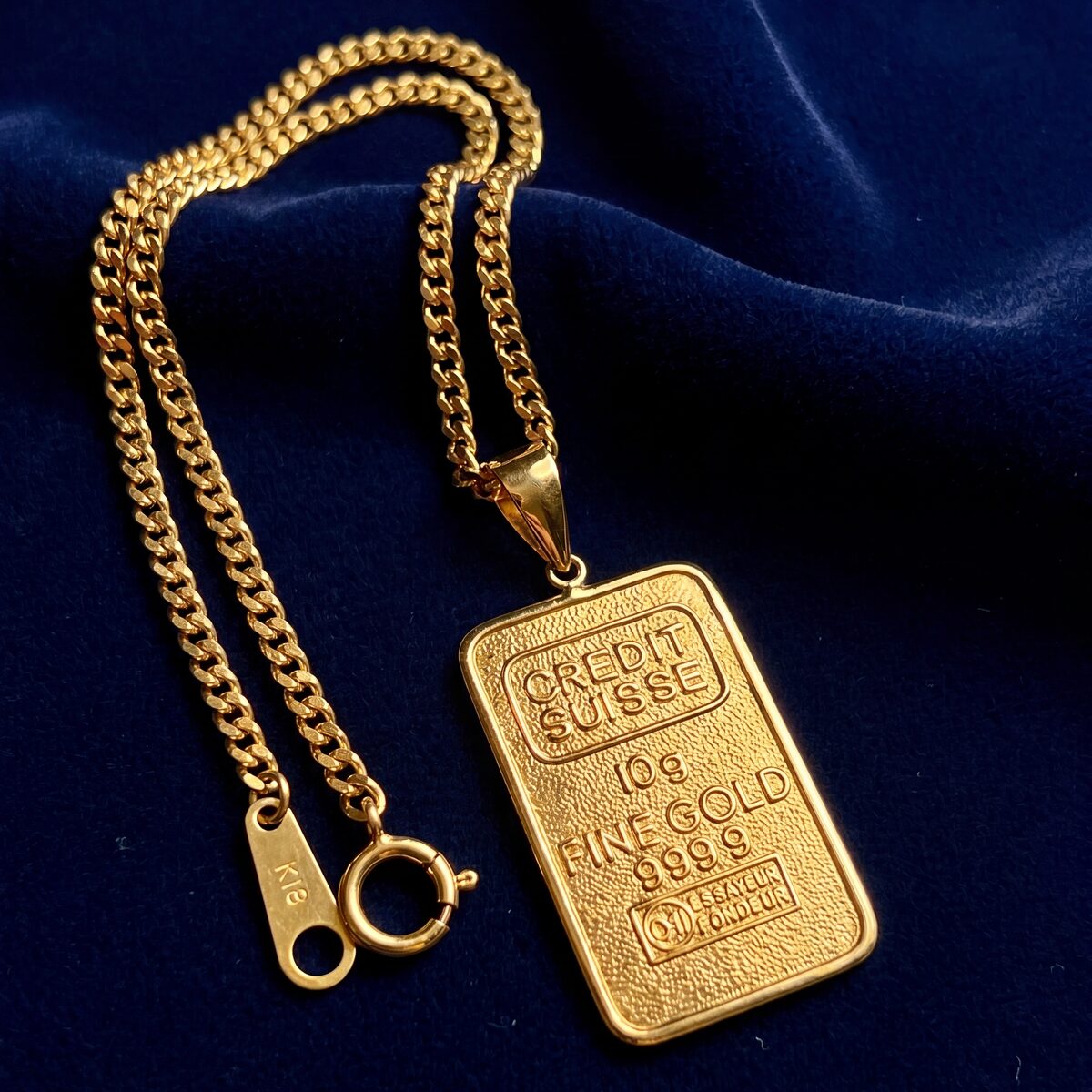 Credit Suisse Gold Bar Pendant Necklace — photograph 4