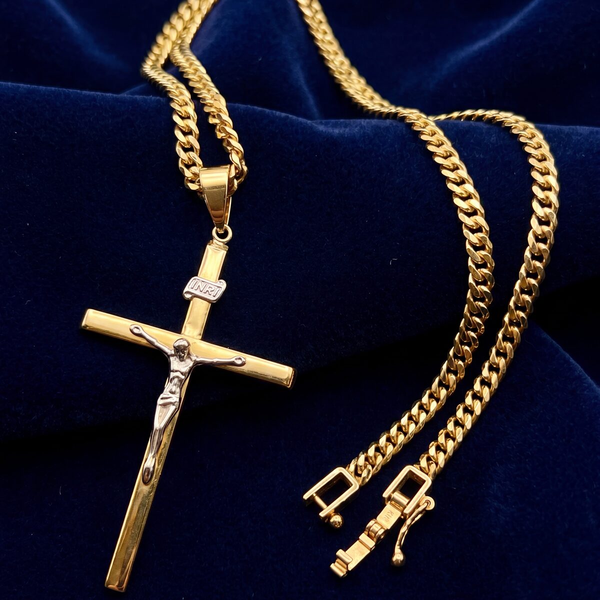 Crucifix link chain — photograph 1