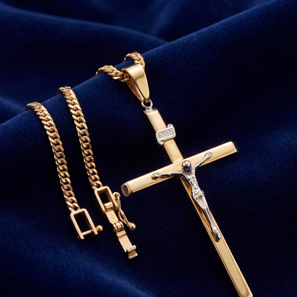 Crucifix link chain — photograph 3